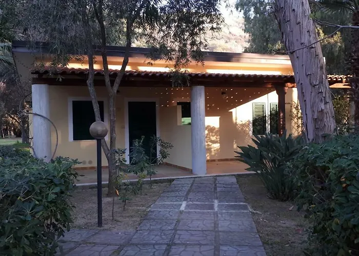 アパートホテル Baia Di 3*